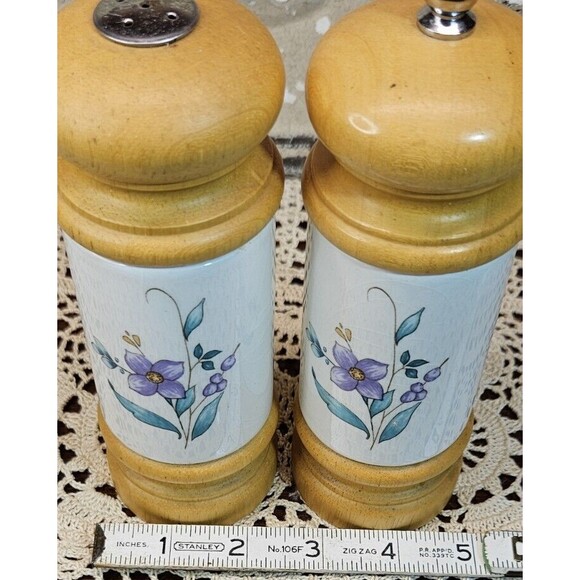 Vintage Mr. Dudley Wood & Ceramic Pepper & Salt Shaker Set Floral Pattern (read) - Picture 7 of 8